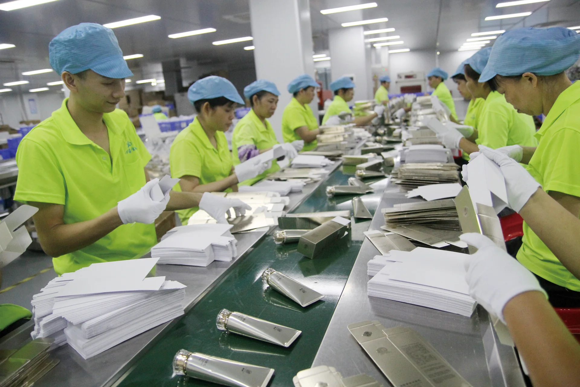 护肤品包装人员作业现场